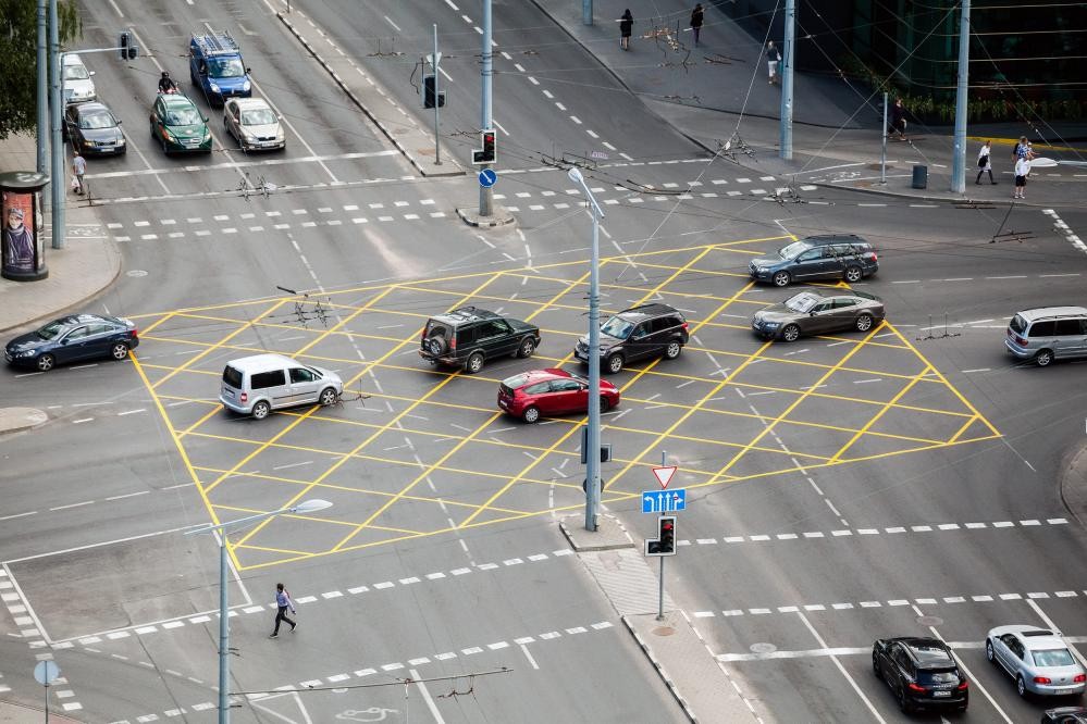 Įvažiavimas ir sustojimas važiuojamųjų dalių sankirtoje laikomas kaip trukdymas kitų transporto priemonių eismui.