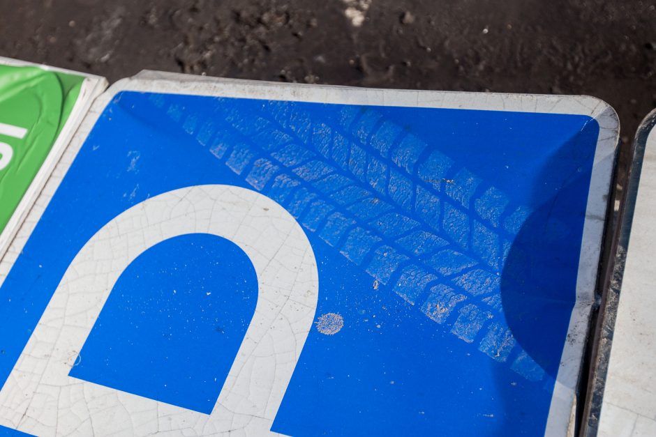 Ką daryti apgadinus kelio ženklą?