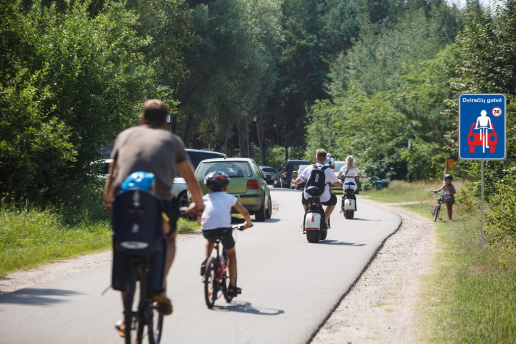 Dviračių gatvės su naujais jas žyminčiais kelio ženklais
