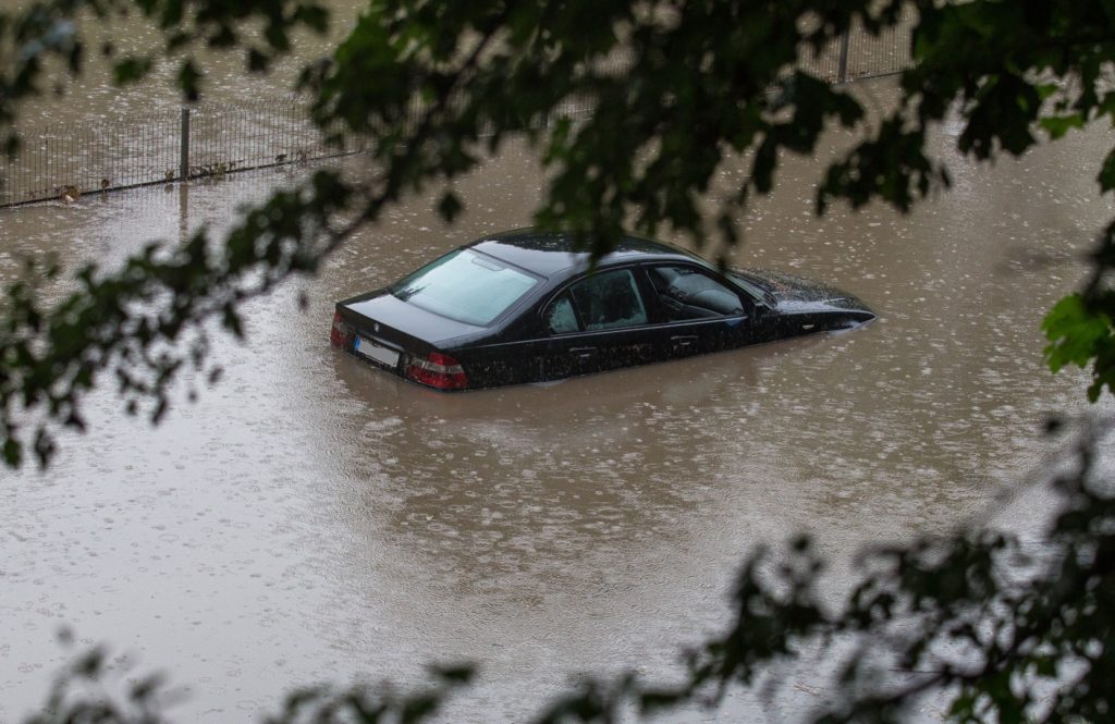 Apsemtas automobilis gatvėje