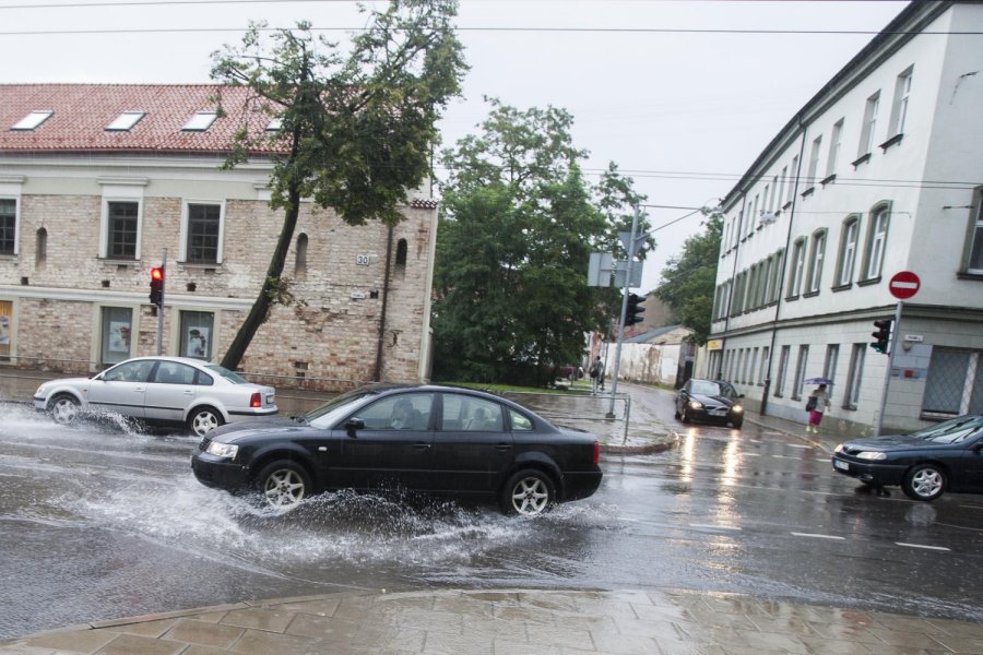 Stiprus lietus-didelės balos