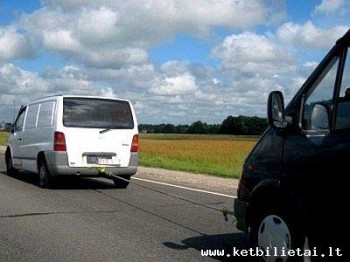 Negalima tempti automobilio su automatine pavarų dėže.