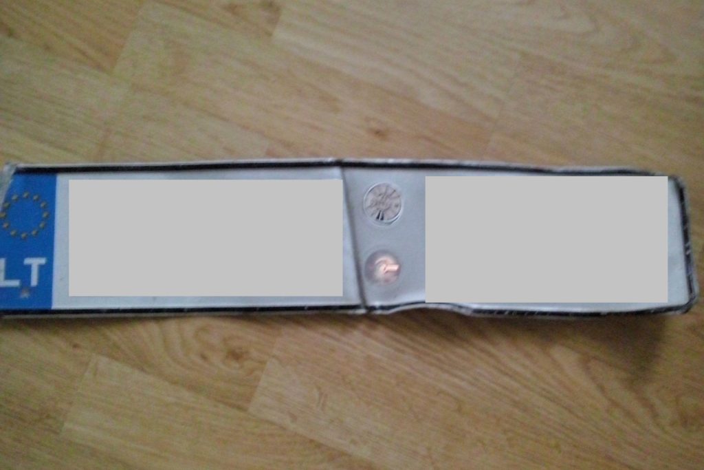 Sugadintas ir sulamdytas automobilio valstybinis numeris