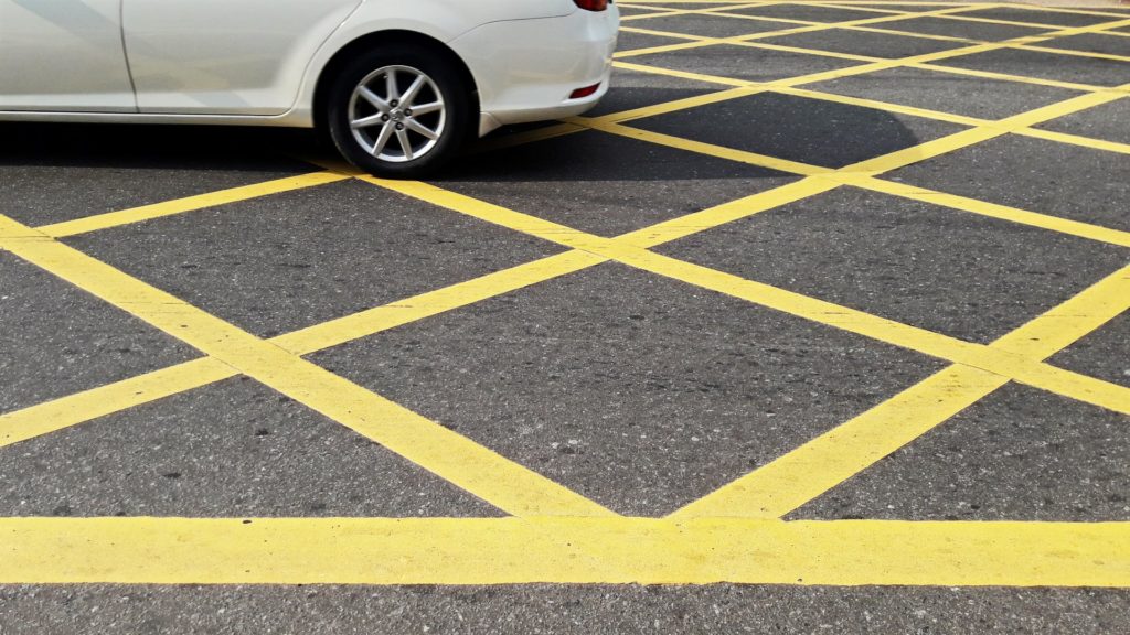 Eismas sankryžose pažymėtose geltonomis linijomis