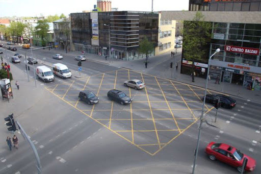 Kaip reikėtų teisingai elgtis privažiavus sankryžą pažymėtą koriu