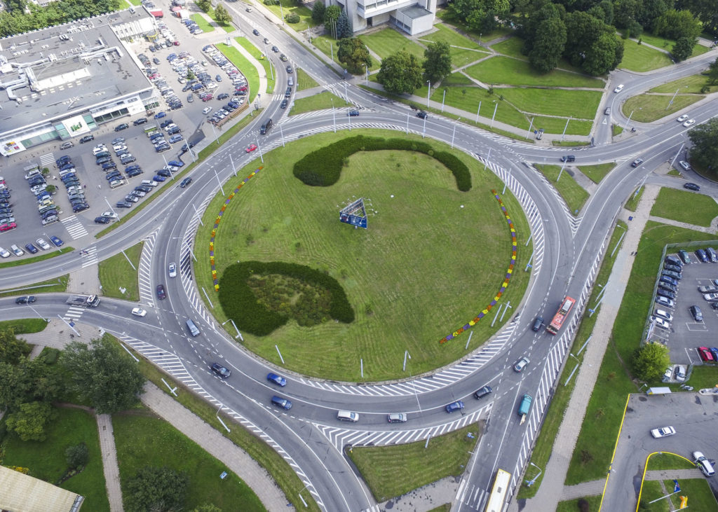 Pasitikrinkite ar teisingai važiuojate žiedinėje sankryžoje