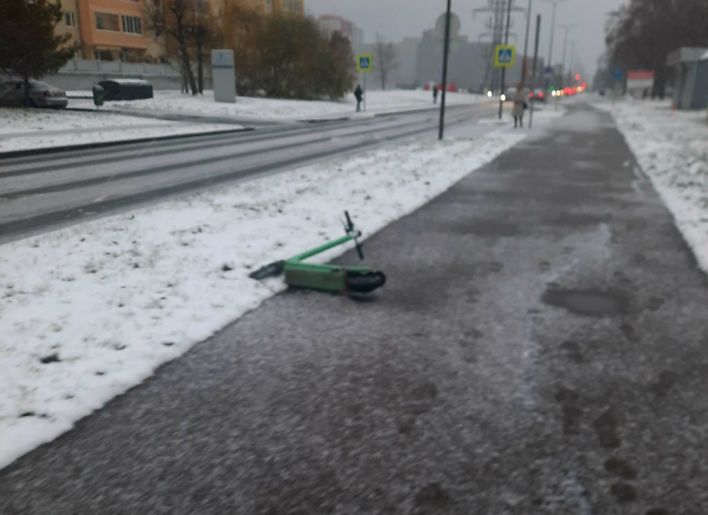 Ar galima elektriniais paspirtukais važiuoti žiemos metu?