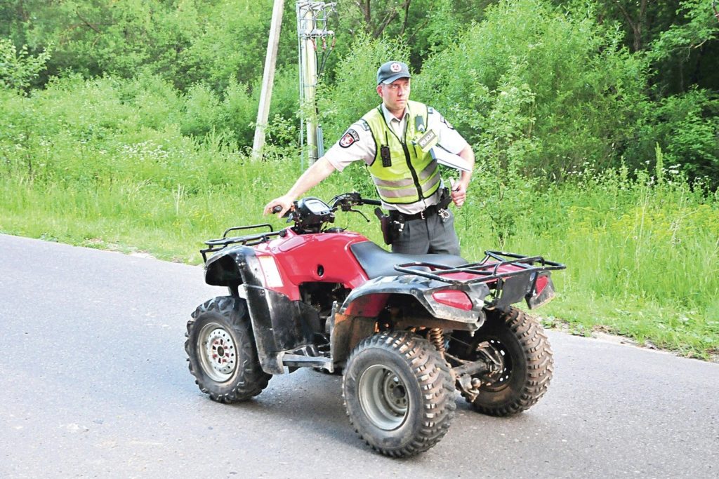 Keturračių motociklų vairuotojai, už padarytus Kelių eismo taisyklių pažeidimus keliuose, gali būti patraukti administracinėn atsakomybėn