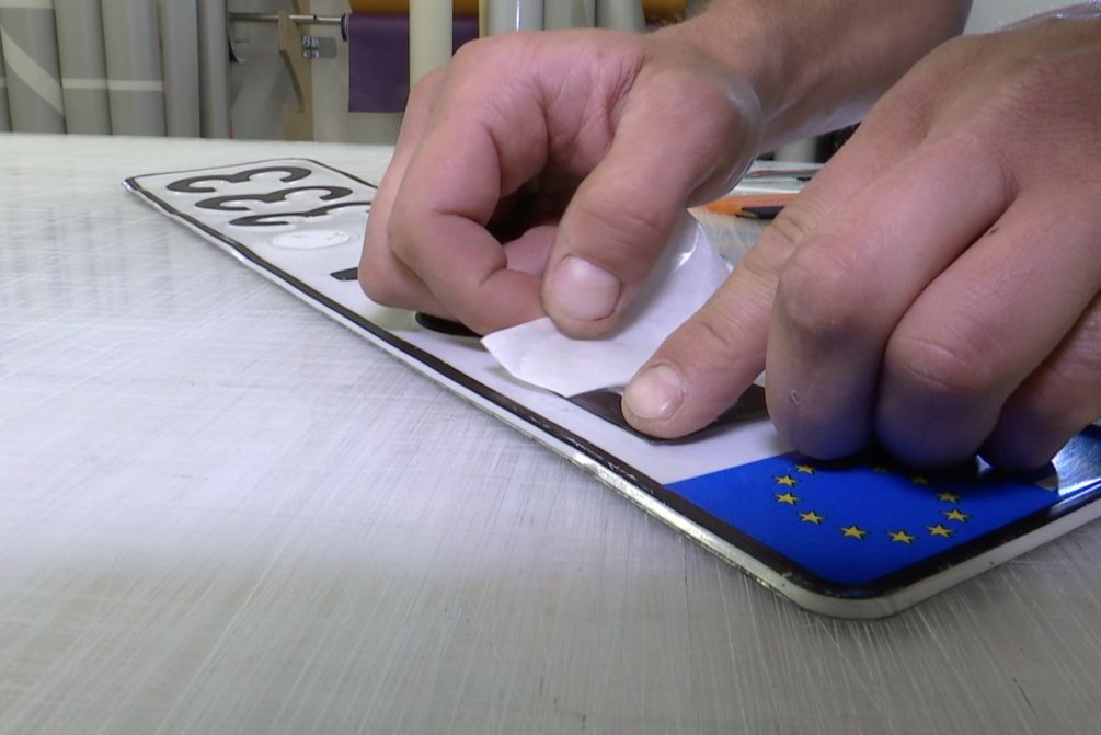 Kokios laukia baudos už automobilio valstybinio numerio maskavimą?