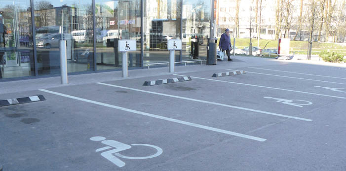 Didesnės baudos už parkavimą neįgaliųjų vietose