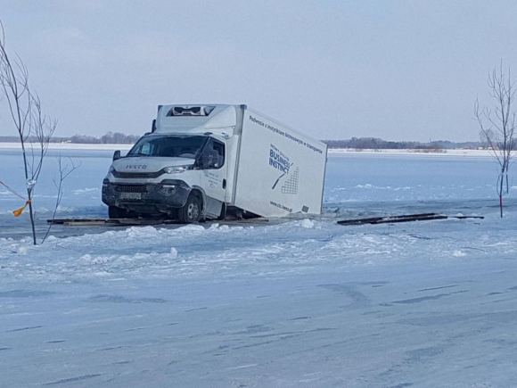 Ar legalu važiuoti vandens telkinių ledu su automobiliu?