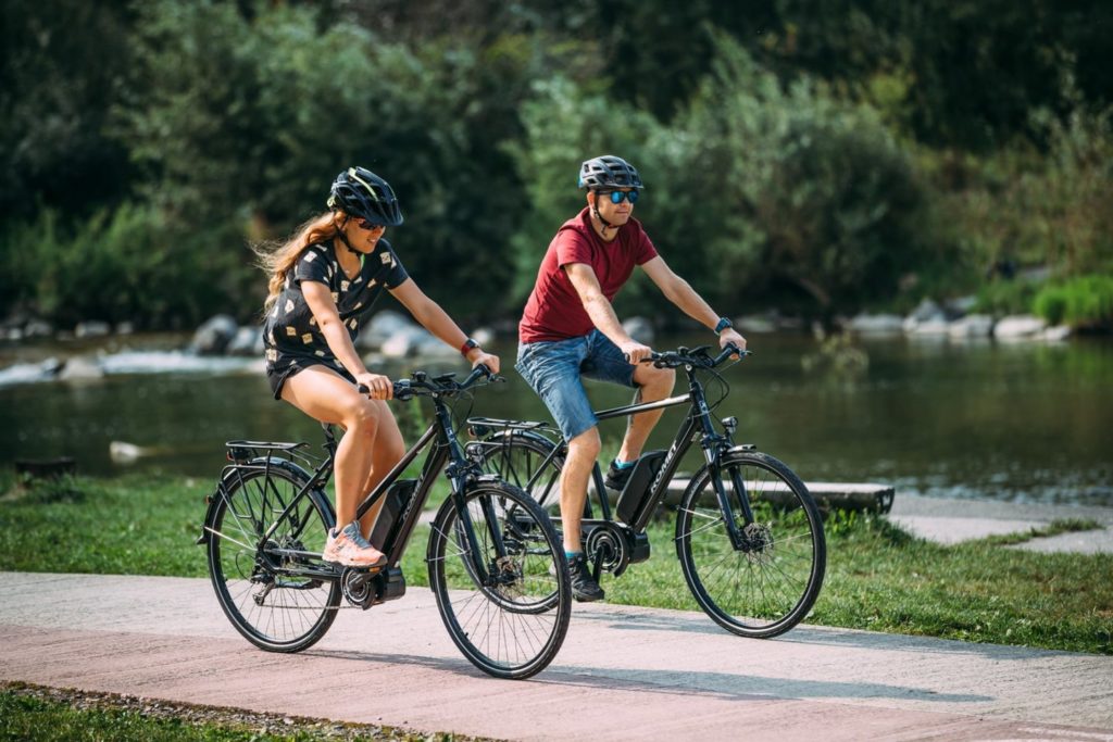 Nuo kokio amžiaus leidžiama važiuoti dviračiu automobilių keliais?