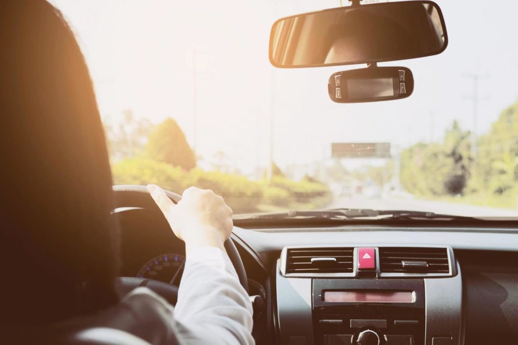 Kokie pavojai tyko akinamo vairuotojo?