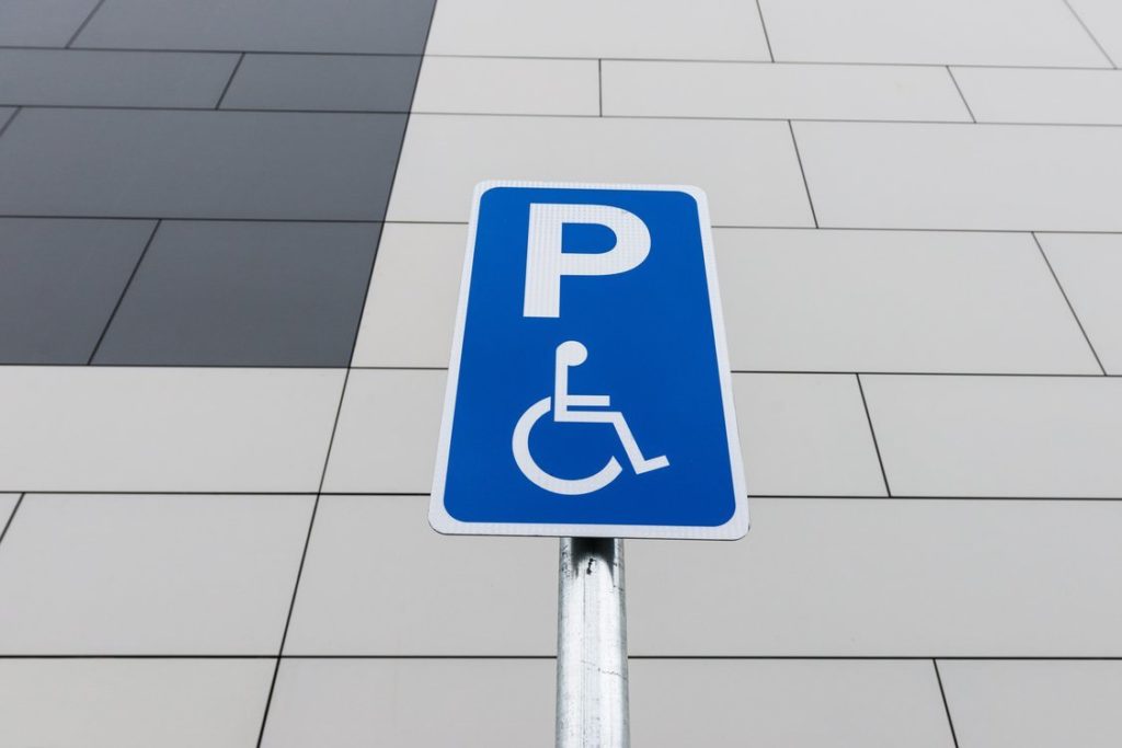 Draudimas sustoti ir stovėti vietose, skirtose asmenų su negalia transporto priemonėms