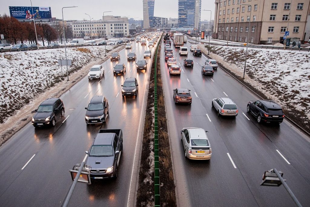 Kiek važiuojamųjų dalių turi pavaizduotas kelias?