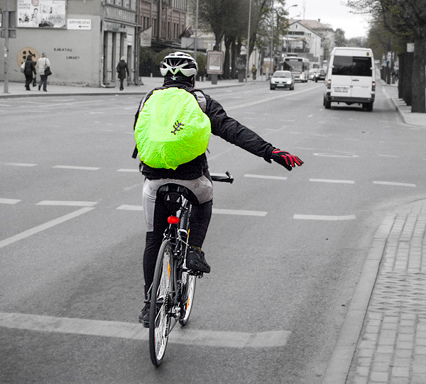 Automobilis gali į Jus įvažiuoti iš galo, dėl to reikia rodyti posūkius