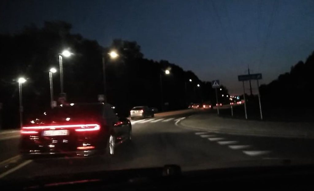 Kokia spalva nudažyti priešprieša važiuojantys automobiliai sudaro iliuziją, kad jie yra toliau, nei iš tikrųjų?
