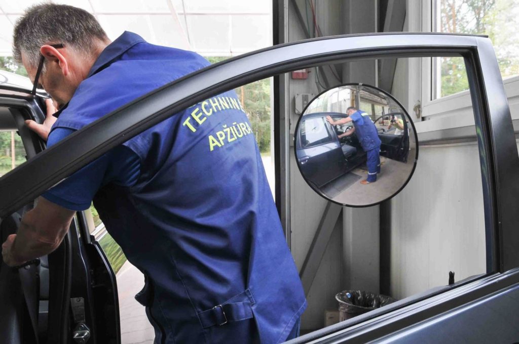 Kas tikrina saugos diržų būklę?