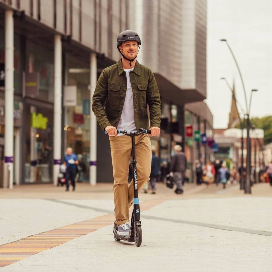 Ar reikia liemenės ir šalmo važiuojant elektrine mikrojudumo priemone?