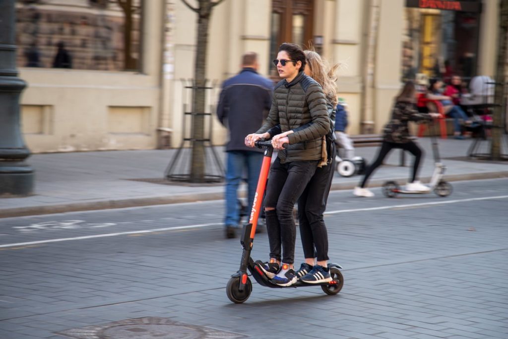 Kaip elgtis šalia pėsčiųjų važiuojant su elektrine mikrojudumo priemone?